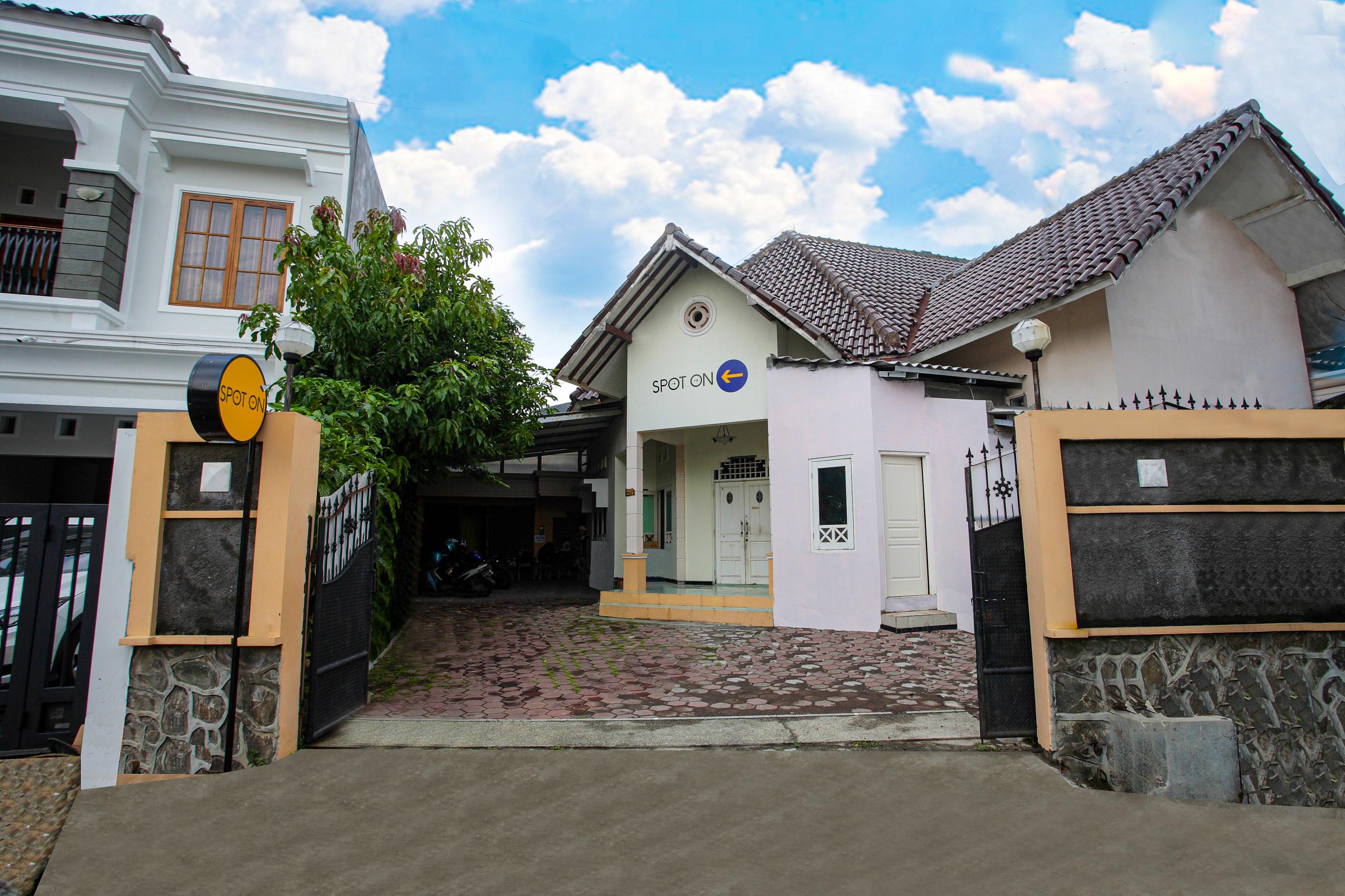 Spot On 2697 Homy House Hotel Semarang Ngoại thất bức ảnh